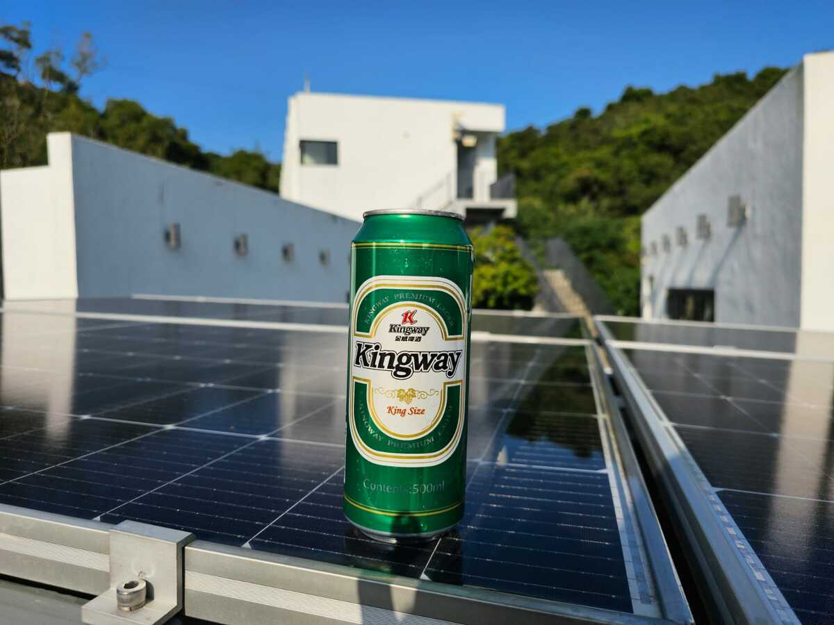 Une bière de solitaire, tiédie au panneau solaire sous un soleil de jungle