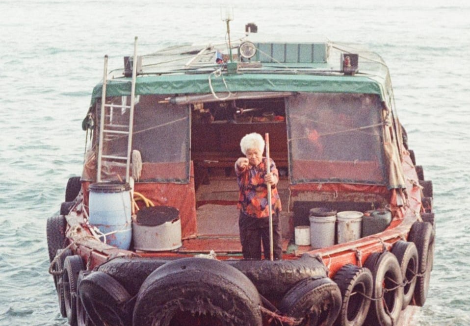 Mamie me barbote. Moi je me laisse faire, ce sera moins douloureux.