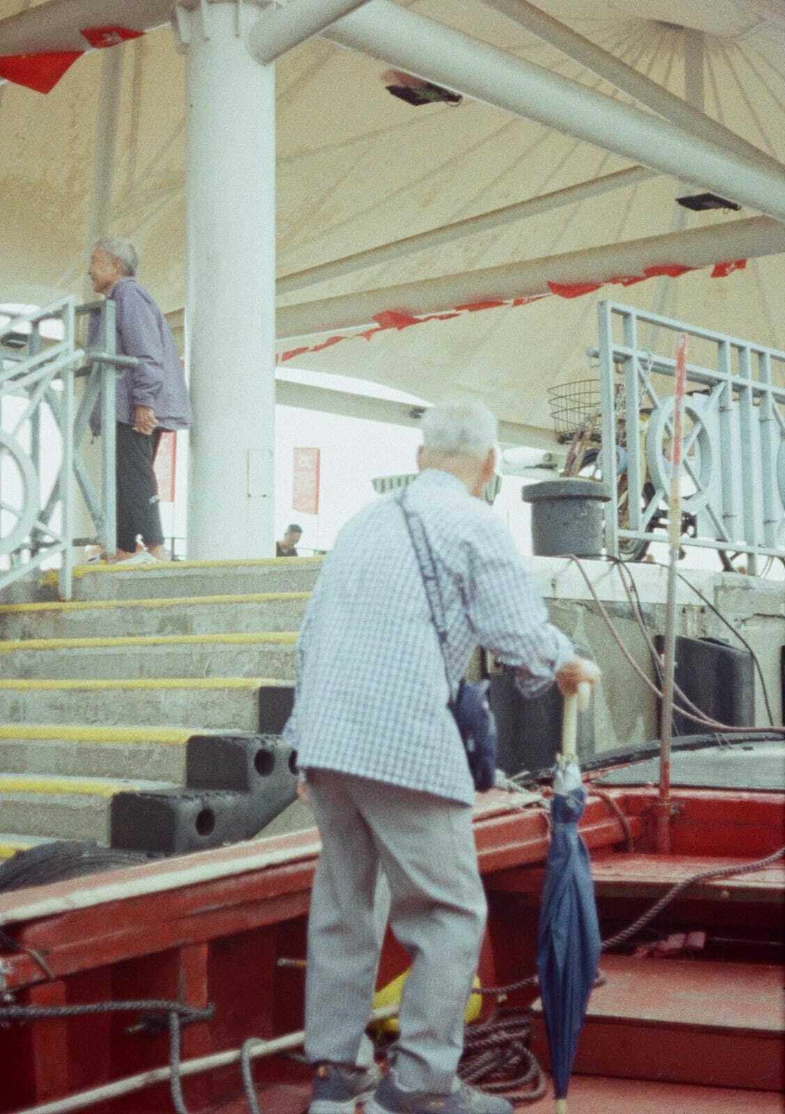 Le parapluie c'est pour la bagarre, il faut qu'il ait la bonne longueur.